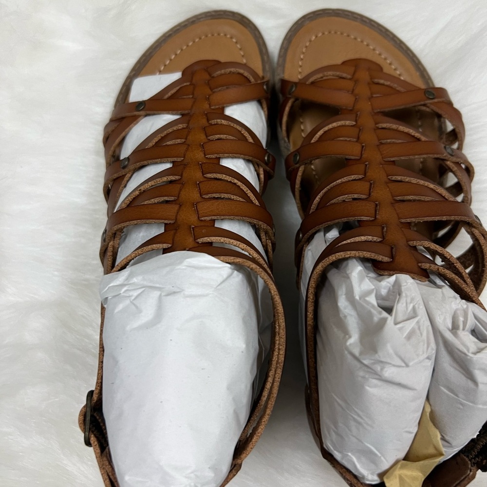 New: Blowfish Bethy sandals in size 8